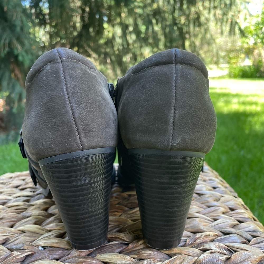 Very Cherry Taupe Suede Double Buckle Ankle Booties Sz 8.5 Block Heel Moto Style - Picture 6 of 8